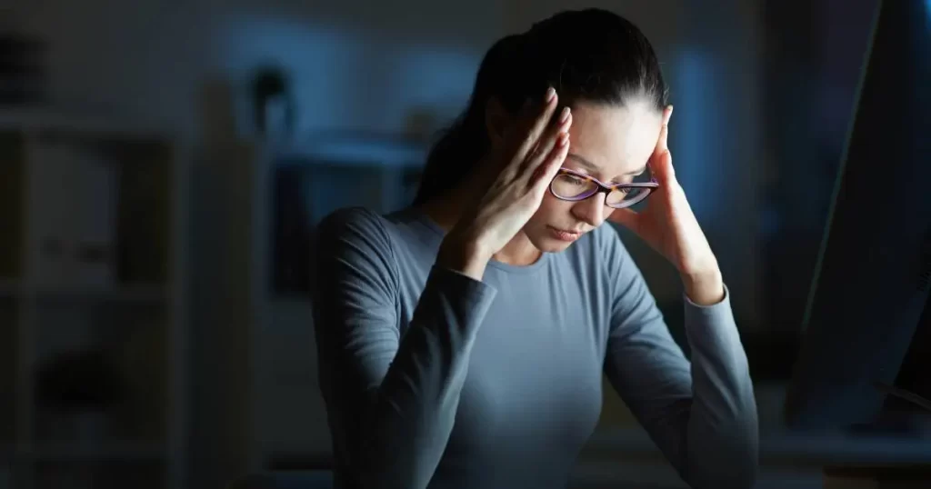 Imagem ilustrativa de uma pessoa com sintomas da Síndrome de Burnout